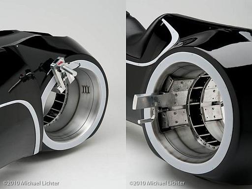Tron: Эволюция - "Tron Light Cycle" - настоящий мотоцикл, да. 