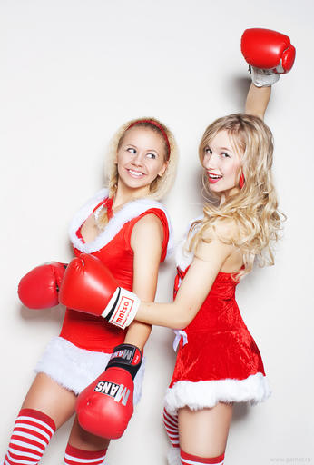 GAMER.ru - Фото-проект "Ladies in red" - Новогоднее поздравление от победительниц GAMER RING!